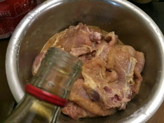 5、上海本帮菜-红烧大排,继续加入一大勺料酒腌制均匀，大概腌制两小时后就可以了。