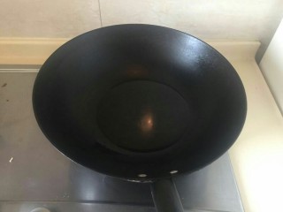 6、上海本帮菜-红烧大排,锅烧热后倒入适量的油。热油热锅大火