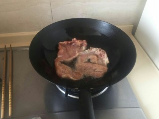 8、上海本帮菜-红烧大排,大牌放入锅中，大火煎至。