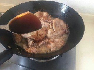 11、上海本帮菜-红烧大排,加入2大勺生抽。