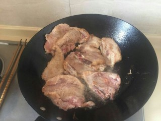 9、上海本帮菜-红烧大排,再煎另一面煎至两面金黄。