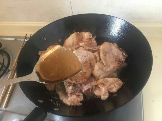 10、上海本帮菜-红烧大排,加入1大勺料酒。