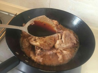 12、上海本帮菜-红烧大排,加入1大勺老抽。