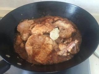 13、上海本帮菜-红烧大排,放入一小块冰糖调味。