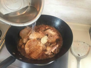 14、上海本帮菜-红烧大排,加入一盆清水约500ml。