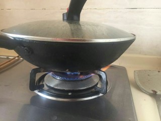 15、上海本帮菜-红烧大排,盖上锅盖，大火收汁。