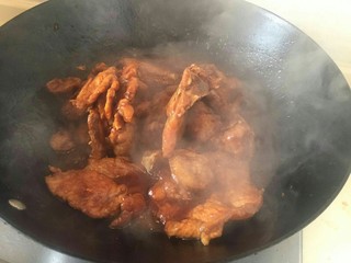 16、上海本帮菜-红烧大排,大火收到这种程度约半小时。肉汁透亮，肉香扑鼻，就可以装盘了。