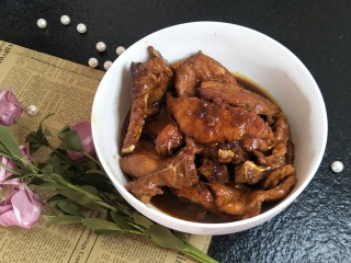 17、上海本帮菜-红烧大排,把大排和肉汁一起装入碗中就可以享用啦