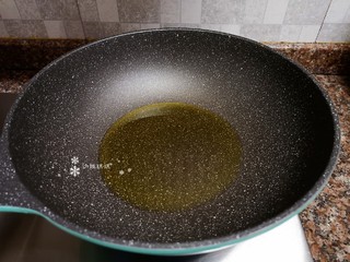 5、韭黄炒虾仁,热锅倒油烧至八成热。