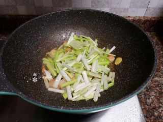 8、韭黄炒虾仁,放入韭黄翻炒片刻。