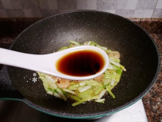 10、韭黄炒虾仁,倒入适量生抽翻炒均匀。