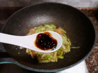 12、韭黄炒虾仁,最后放入适量耗油翻炒均匀即可出锅。