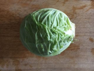 1、番茄鸡蛋炒圆白菜,圆白菜一个。