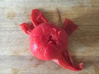 3、番茄鸡蛋炒圆白菜,番茄用开水焯烫一下，撕去皮。