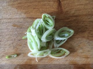 5、番茄鸡蛋炒圆白菜,葱切成葱花。