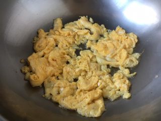 6、番茄鸡蛋炒圆白菜,鸡蛋用大火热油炒熟，盛出备用。