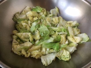 7、番茄鸡蛋炒圆白菜,锅里放少许的油，将圆白菜煸炒至断生，盛出备用。