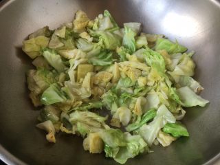 9、番茄鸡蛋炒圆白菜,放入圆白菜。