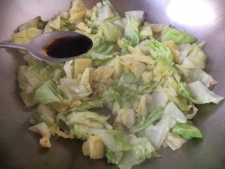 10、番茄鸡蛋炒圆白菜,放入1勺的生抽。