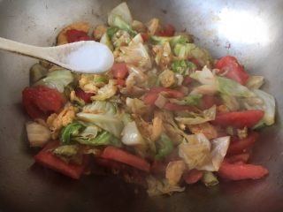 13、番茄鸡蛋炒圆白菜,放入盐调味。