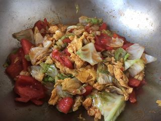 14、番茄鸡蛋炒圆白菜,最后放一小捏糖提鲜即可。