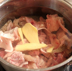 1、腐竹焖羊腩,浸泡腐竹,羊腩已经提前让肉摊档主斩件,清洗洗干净后冷水入锅,锅中放入少许米酒,姜片,烧开撇去浮沫,汤清时捞出羊肉沥干水备用