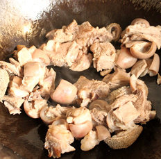 3、腐竹焖羊腩,炒锅里放入羊腩,干炒至完全没有水分后装起