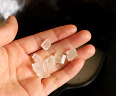 4、腐竹焖羊腩,刚才煎蒜头的油倒回锅中,放入5克的冰糖,小火把冰糖烧至融化变成浅褐色,其实5克冰糖几乎无法把羊肉炒出漂亮的糖色,我很努力的炒也只能炒到图中的状态,无法炒到每一块都金黄金黄的,之所以放这么少的糖,是因为咱们家不爱吃甜味突出的肉,糖量大,要盖住其中的甜味必须得多家其他咸味的酱料或者盐,但是又不想摄入过多的钠与糖,所以只有一开始就把糖减少。糖色没炒漂亮,肉的色泽也会差点,不过味道确实自己最喜欢的味道,有时候不能一味的追求卖相,菜就该以吃货喜欢的味道呈现才是硬道理