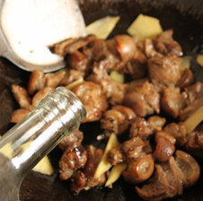 5、腐竹焖羊腩,放入姜片,沿锅边溅入米酒,翻炒至香味出来时候加入生抽继续翻炒,这时候的色泽很吸引人,不过后面加水以后肉色还会变淡的