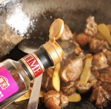 6、腐竹焖羊腩,舀入2小匙柱候酱,放入之前煎好的蒜头,翻炒均匀,加入高过肉面的开水,放入各种香料。然后转入砂锅慢炖1.5个小时左右(其实我加的开水要比图中看到的多,因为要拍照,太多水一下全是水雾,我就加的比较少先拍了张照片,拍后就把水给加足够了)