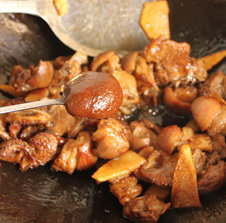 7、腐竹焖羊腩,肉焖到一半的时候,就是大概50分钟左右,记得把草果和桂皮捞出来,它们久煮会散发微小的苦味,不过如果有苦味还可能会因为糖色炒的过了。1.5个小时左右检查肉,用筷子能轻轻的插入肉内,再试吃一小块,有点嚼劲就是自己最喜欢的口感了(有时候有些羊肉1个小时都能炖的很酥烂,所以一般到一个小时左右就开始检查肉的酥烂程度啦)