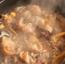 8、腐竹焖羊腩,加入泡软的腐竹,这个腐竹真的很好吃,不会很容易烂,还蛮爽口的,有人喜欢把腐竹炸过,这样的腐竹久煮不碎,不过看个人喜欢啦,我不太忍心费油去炸它,把本来很健康的腐竹营养素几乎摧毁光不是我想要的结果。所以我就泡软后直接加入羊肉锅中了。出国前再放入芹菜红萝卜拌匀即可,砂锅的余温会让这些配菜熟透的,至于盐需不需要加,在加入腐竹前试吃的时候就可以知道了,我觉得已经完全入味,不需要加盐。对了,汁不要收太干哦,留点儿拌饭很不错哦