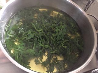 2、清明时节应节之一——青团果子,煮一锅清水，待热水煮沸将艾草放入汆水一遍大概煮两分钟就可以了