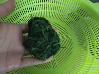 3、清明时节应节之一——青团果子,将艾草稍放凉挤出水分，目的是为了煮出苦水