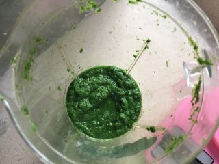 4、清明时节应节之一——青团果子,将艾草和100克热水一起倒入搅拌机搅拌至蓉即可