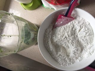 5、清明时节应节之一——青团果子,将艾草蓉倒入混合粉中搅拌成絮状