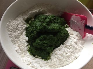 6、清明时节应节之一——青团果子,最后揉搓均匀揉搓成光滑面团盖上保鲜膜静置半小时