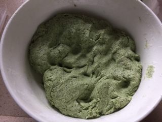 7、清明时节应节之一——青团果子,最后揉搓均匀揉搓成光滑面团盖上保鲜膜静置半小时