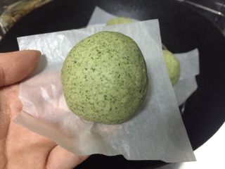 8、清明时节应节之一——青团果子,将豆沙蓉包裹着肉松，再将艾草团搓圆按扁揉成小窝窝，像包包子一样借助手掌虎口慢慢推包入收口朝下