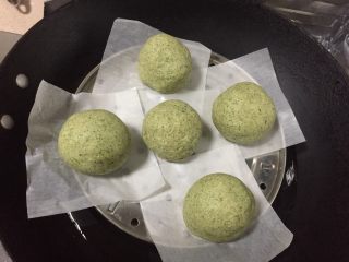 9、清明时节应节之一——青团果子,锅中放入适量清水煮沸放入青团蒸煮15分钟即可