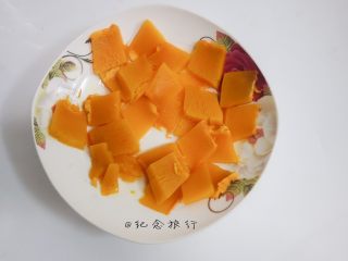 2、面条机自制五彩面,南瓜蒸熟