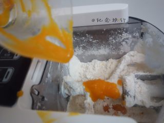 5、面条机自制五彩面,各种果泥大概需要75ML