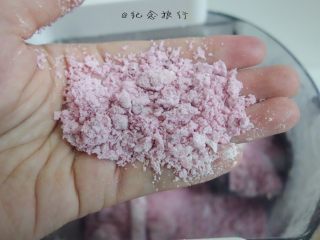 7、面条机自制五彩面,面团成棉絮状就是刚刚好的