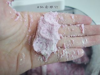 8、面条机自制五彩面,捏一下能成块