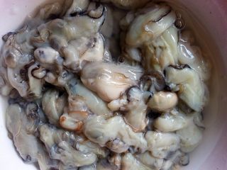 1、海蛎煎,海蛎（蚵啊、牧蛎、生蚝）：这个是竖石板产的，个头比较大小不整。石板产和绳子产的差别就在于石板产的生长周期长，个头小，比较鲜甜非常适合用来做蚵