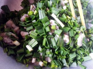 2、海蛎煎,海蛎倒入蒜苗段，加入少许盐、味精和白胡椒调味拌匀