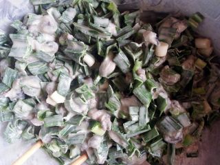 3、海蛎煎,勺入三勺的地瓜粉搅拌均匀，放置10分钟【海蛎能吐出水分充分融化地瓜粉】假如太稠可以加少许水搅匀