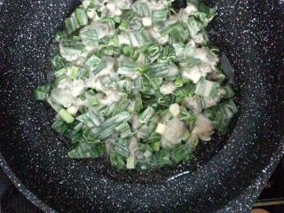 4、海蛎煎,锅下少许油，搅拌均匀海蛎