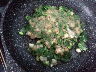 5、海蛎煎,勺一勺摊开，煎一会翻面