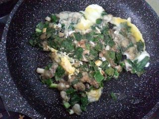 6、海蛎煎,打一个鸭蛋在上面打散，然后再翻面煎一会。熟了即可